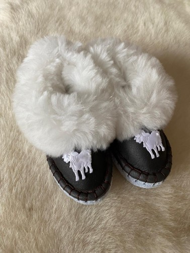Tradycyjne kapcie dziecięce White Sheep